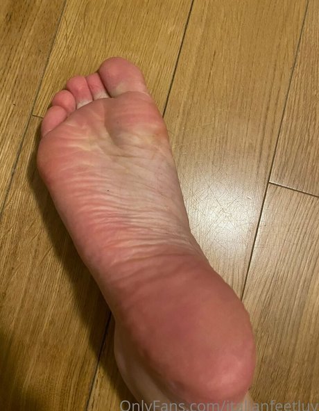 Naakte gelekte OnlyFans-foto van Italianfeetluv