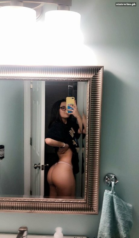 Naakte gelekte OnlyFans-foto van Annika Becker