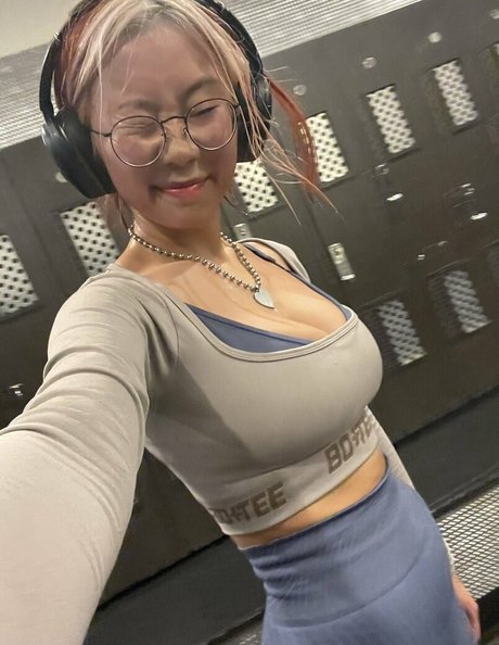 Naakte gelekte OnlyFans-foto van Hollyliangg