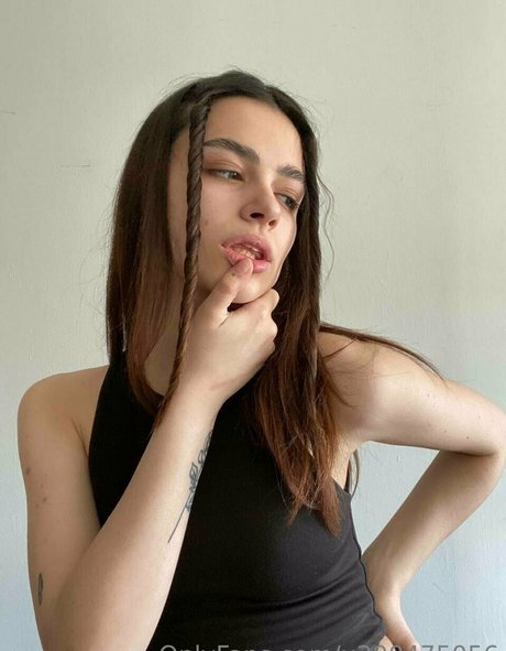 Naakte gelekte OnlyFans-foto van Wednesdayadd