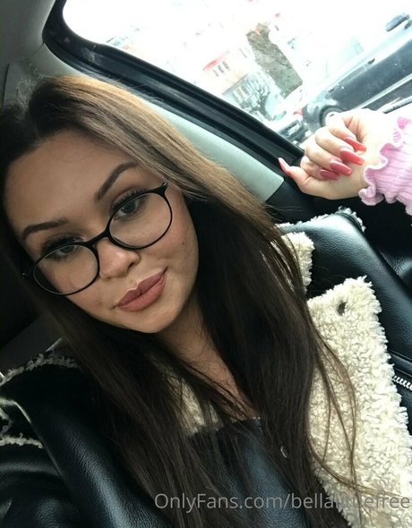 Naakte gelekte OnlyFans-foto van Bellalittlefree22