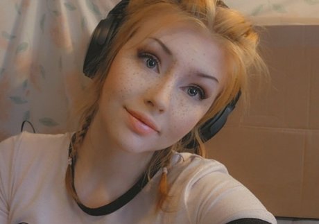 Naakte gelekte OnlyFans-foto van Anya Ivanovna
