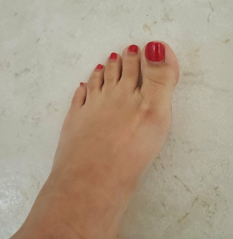 Naakte gelekte OnlyFans-foto van Lizziesexifeet