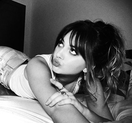 Naakte gelekte OnlyFans-foto van Emilia Jones