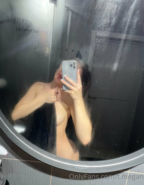 Naakte gelekte OnlyFans-foto van Tmegan