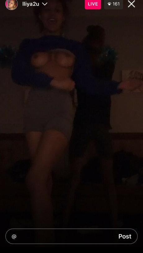 Naakte gelekte OnlyFans-foto van Lliya2u