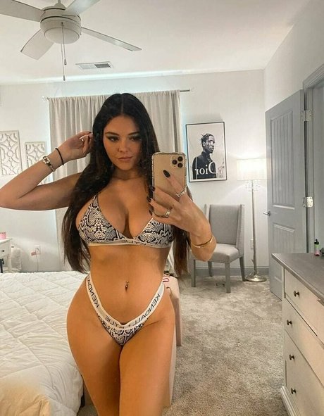 Naakte gelekte OnlyFans-foto van Olivia Eden