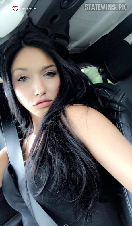 Naakte gelekte OnlyFans-foto van Madelyn Karoub