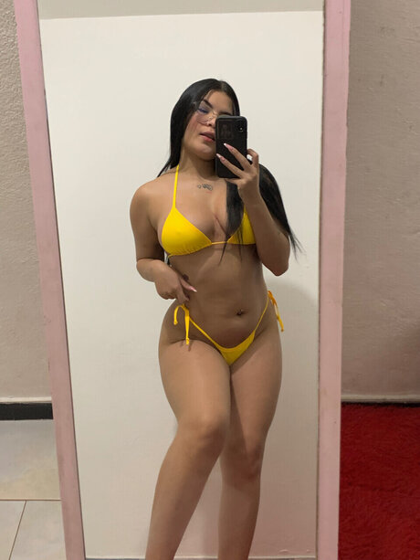 Naakte gelekte OnlyFans-foto van Jisiieth