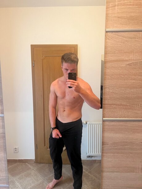 Naakte gelekte OnlyFans-foto van Tuckerell