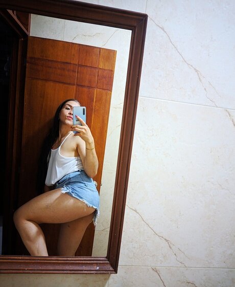 Naakte gelekte OnlyFans-foto van Andrea Galvis