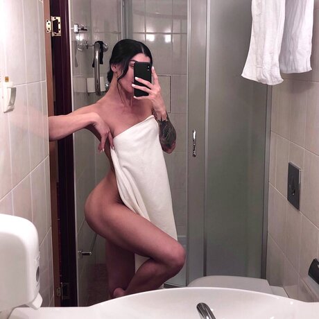 Naakte gelekte OnlyFans-foto van Katifree