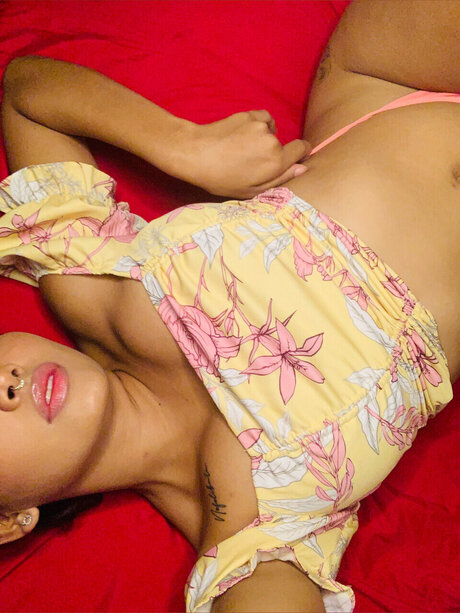 Naakte gelekte OnlyFans-foto van Luni