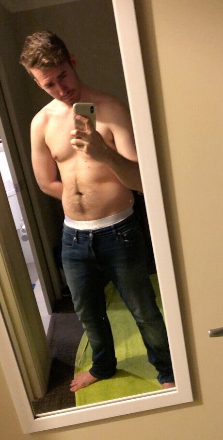 Naakte gelekte OnlyFans-foto van James David