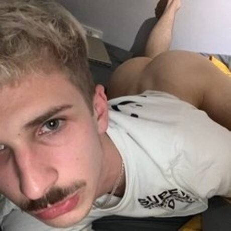 Naakte gelekte OnlyFans-foto van Papi