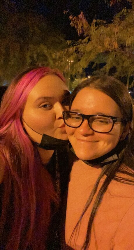 Naakte gelekte OnlyFans-foto van Stonerlezies