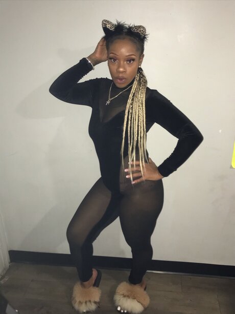 Naakte gelekte OnlyFans-foto van Blue Diamond