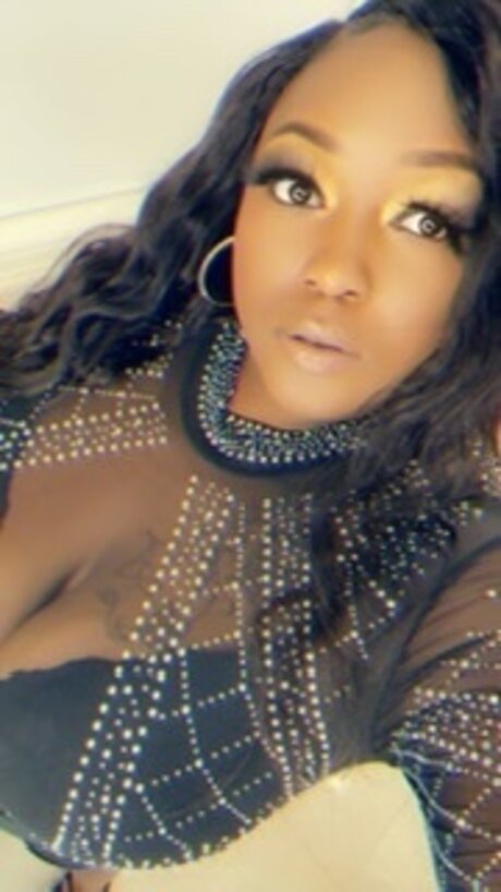 Naakte gelekte OnlyFans-foto van Camillia News Lady