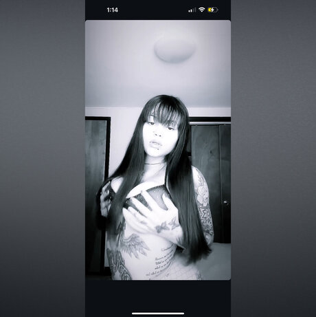 Naakte gelekte OnlyFans-foto van Adelina
