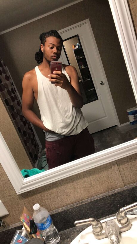 Naakte gelekte OnlyFans-foto van Dex