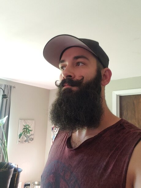 Naakte gelekte OnlyFans-foto van Bearded Bard