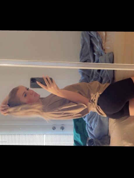 Naakte gelekte OnlyFans-foto van Monroe