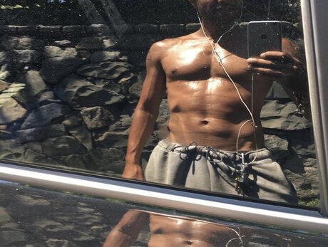 Naakte gelekte OnlyFans-foto van King Handsome
