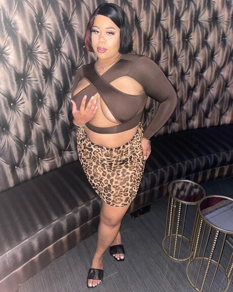 Naakte gelekte OnlyFans-foto van Pinkiee J