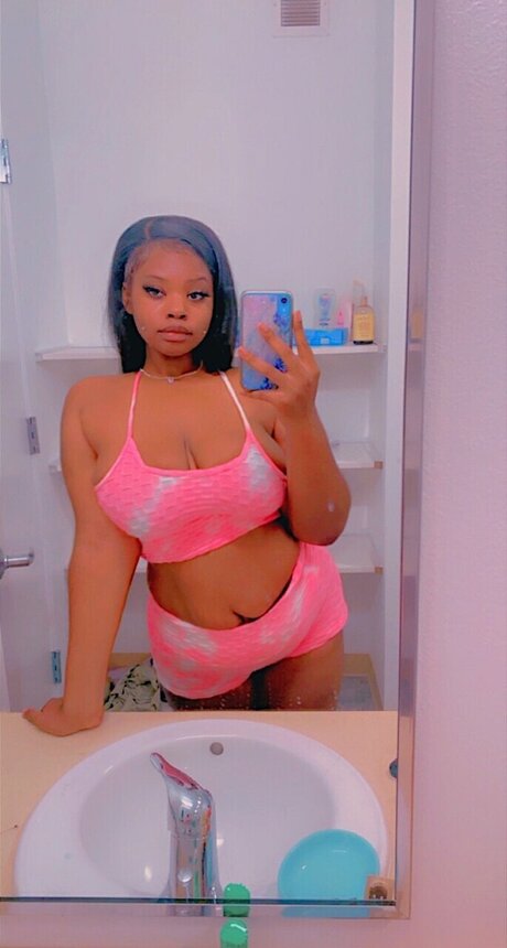 Naakte gelekte OnlyFans-foto van Bhadassbecca