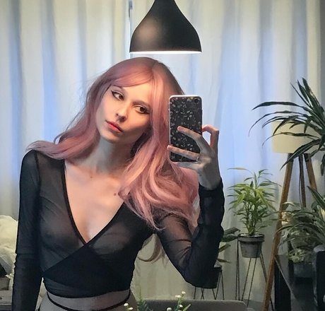 Naakte gelekte OnlyFans-foto van Roxiepon