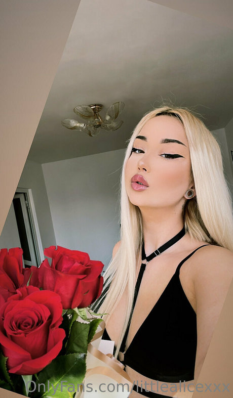 Naakte gelekte OnlyFans-foto van Littlealicexxx