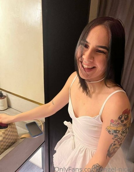 Naakte gelekte OnlyFans-foto van Angelnicol