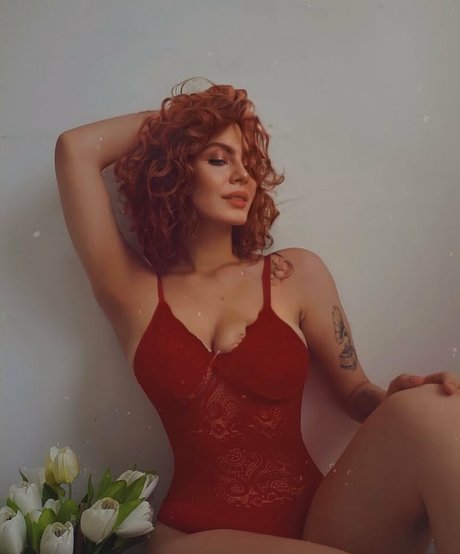 Naakte gelekte OnlyFans-foto van Foxy Bellyne
