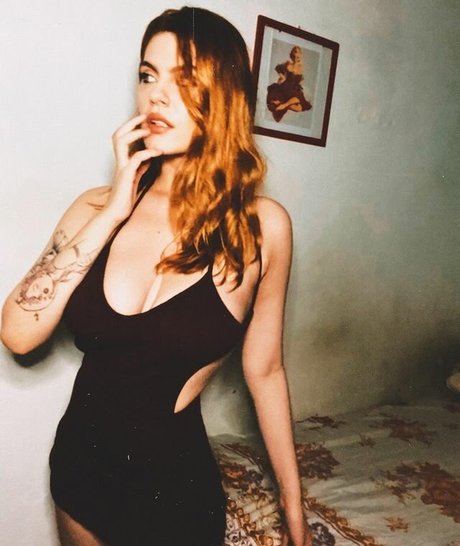 Naakte gelekte OnlyFans-foto van Foxy Bellyne