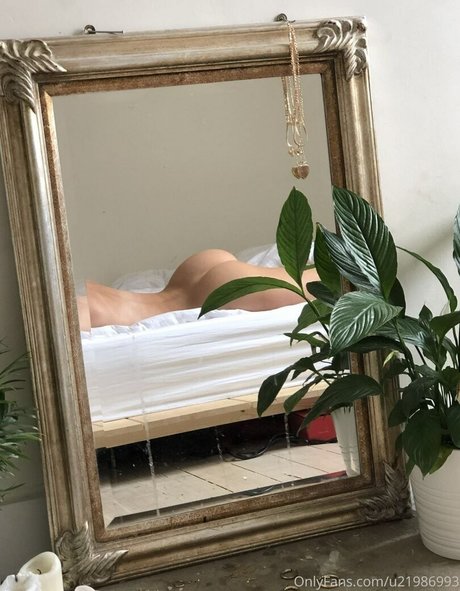 Naakte gelekte OnlyFans-foto van Kizzyrain