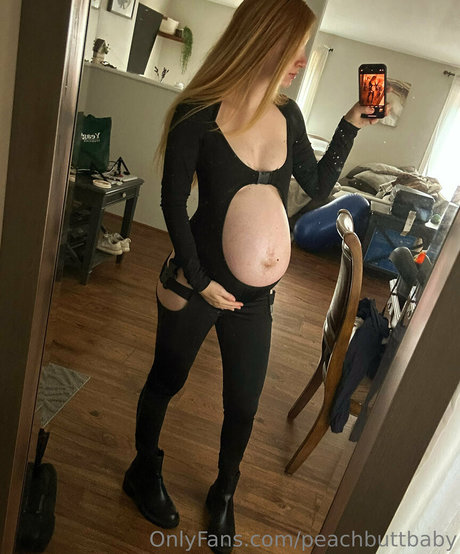 Naakte gelekte OnlyFans-foto van Peachbuttbaby
