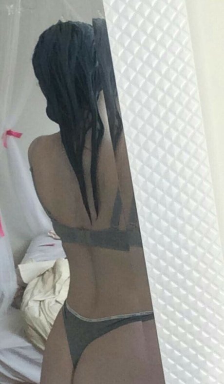 Naakte gelekte OnlyFans-foto van Elita Harkov
