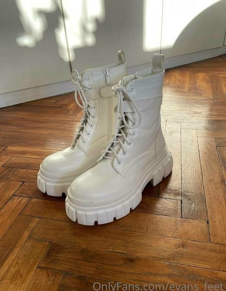 Naakte gelekte OnlyFans-foto van Evansfeet