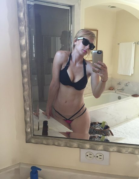 Naakte gelekte OnlyFans-foto van Iliza Shlesinger