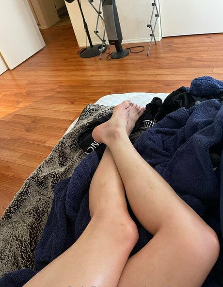 Naakte gelekte OnlyFans-foto van Legsfeetrepeat