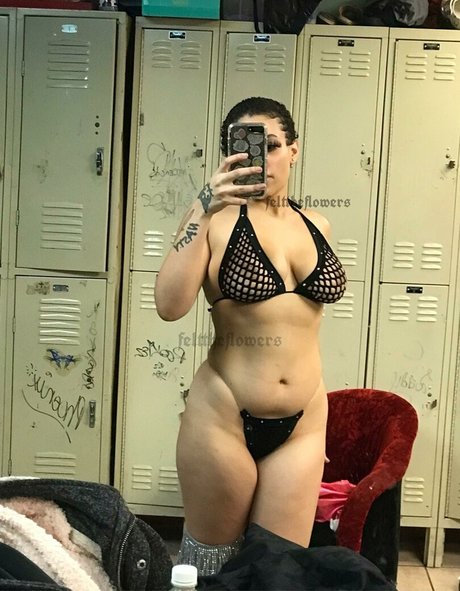 Naakte gelekte OnlyFans-foto van Flowers