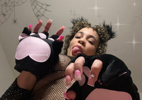 Naakte gelekte OnlyFans-foto van Flowers