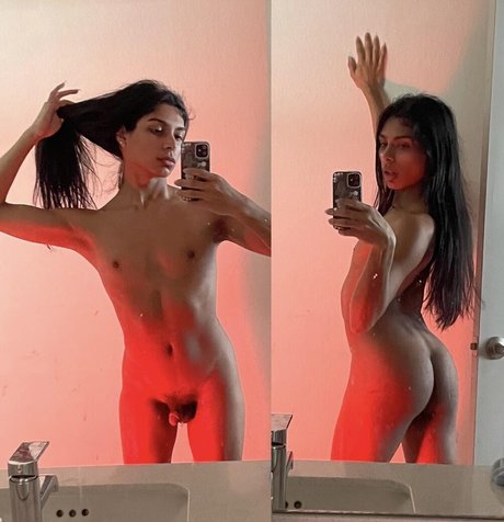 Naakte gelekte OnlyFans-foto van Angelakira