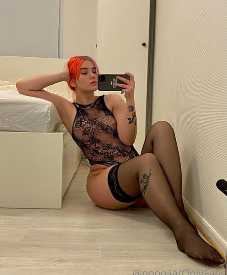 Naakte gelekte OnlyFans-foto van Nooojia