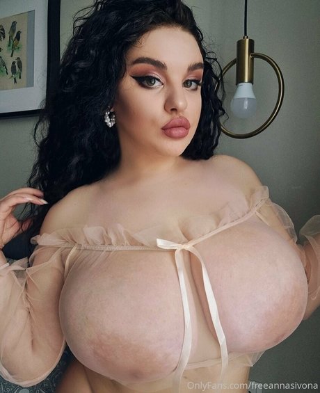 Naakte gelekte OnlyFans-foto van Freeannasivona