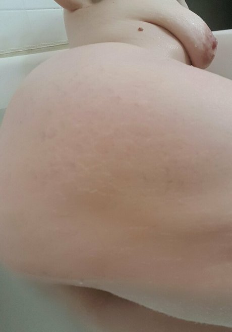 Naakte gelekte OnlyFans-foto van Oregon420couple