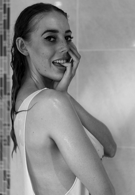 Naakte gelekte OnlyFans-foto van Ally J Wilkinson
