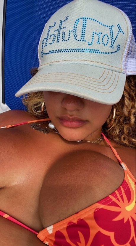 Naakte gelekte OnlyFans-foto van Abbycruceta
