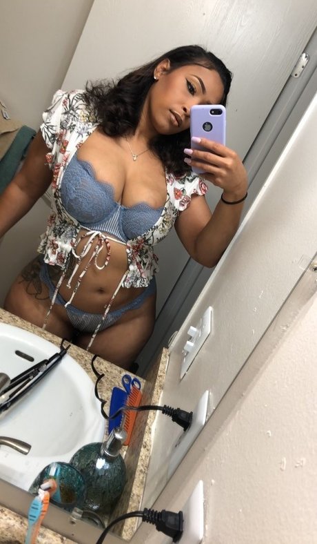 Naakte gelekte OnlyFans-foto van Robyn Banks