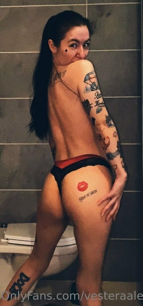 Naakte gelekte OnlyFans-foto van Vesteraalenhotmama